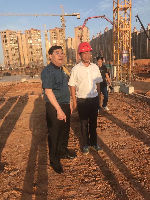 黄玉彪亲临邵东国际商贸城国锦仓储工地指导施工并解决技术问题