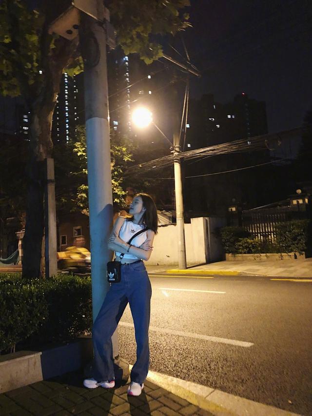 斗鱼周二珂发微博晒照片配文让粉丝误以为她要公布恋情