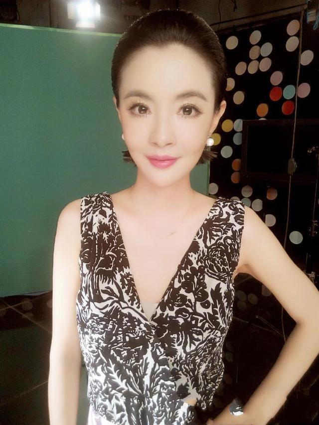 央视美女主持颜值高过周涛和李思思,整容失败后面目全非无人认出