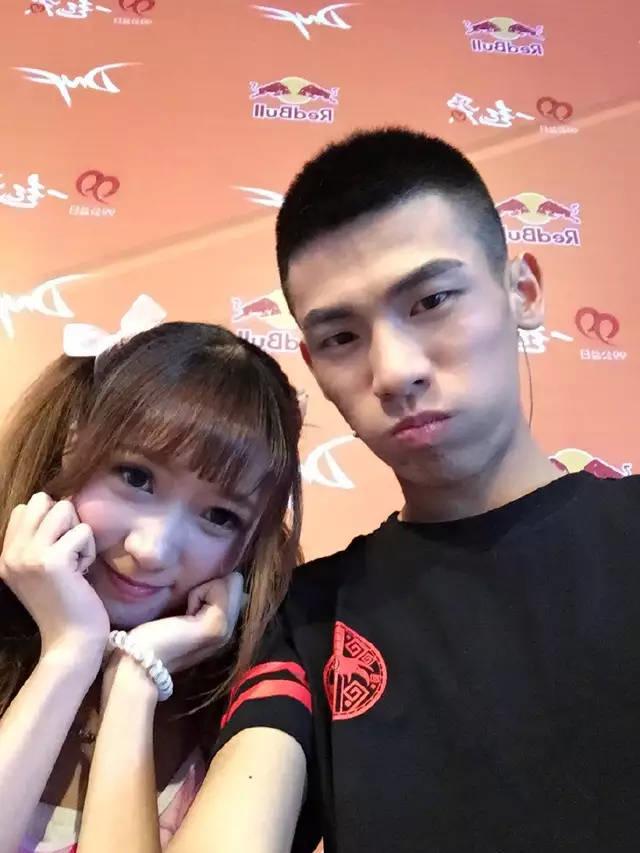 旭旭宝宝当仁不让位于海报中央的c位,这也是对大马猴现在的直播人