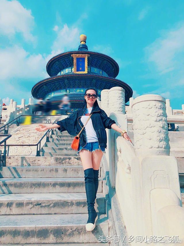 《天下足球》主持人王曦梁美照欣赏