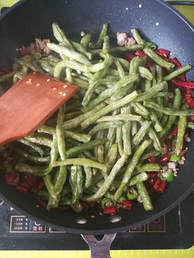 餐廳裡大多數人愛吃的乾煸豆角學會自己在家做,經濟又實惠