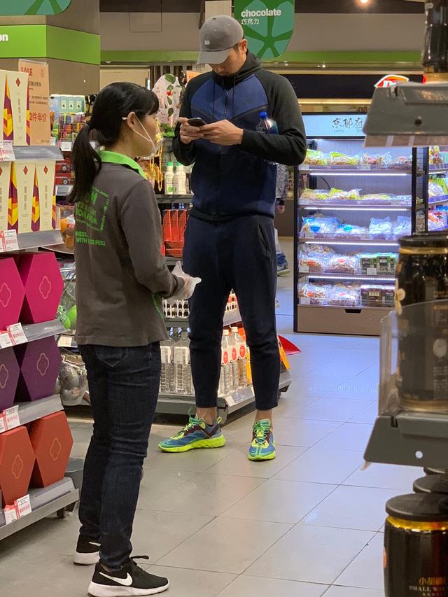 195cm高以翔腿长吸睛连帽衫也能穿出高级感