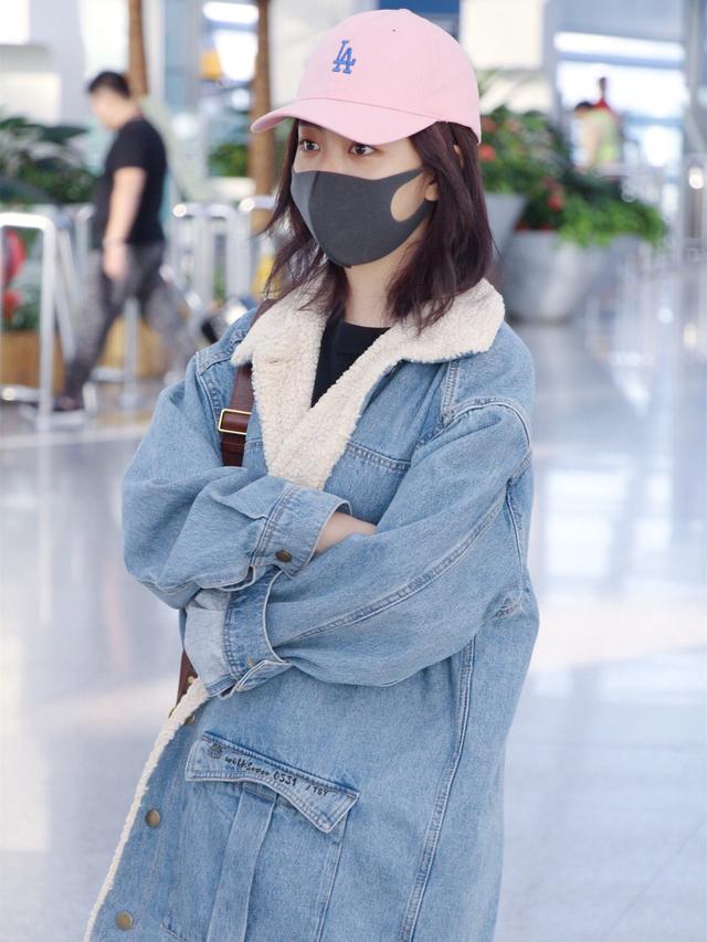 28岁谭松韵,八字空气刘海配超大耳环,网友:脸真