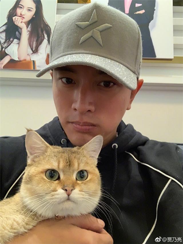 贾乃亮暗示和李小璐离婚已回归单身:我一个人