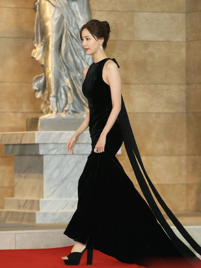 林允儿连续三年走aaa红毯 礼服越来越简单 却一次比