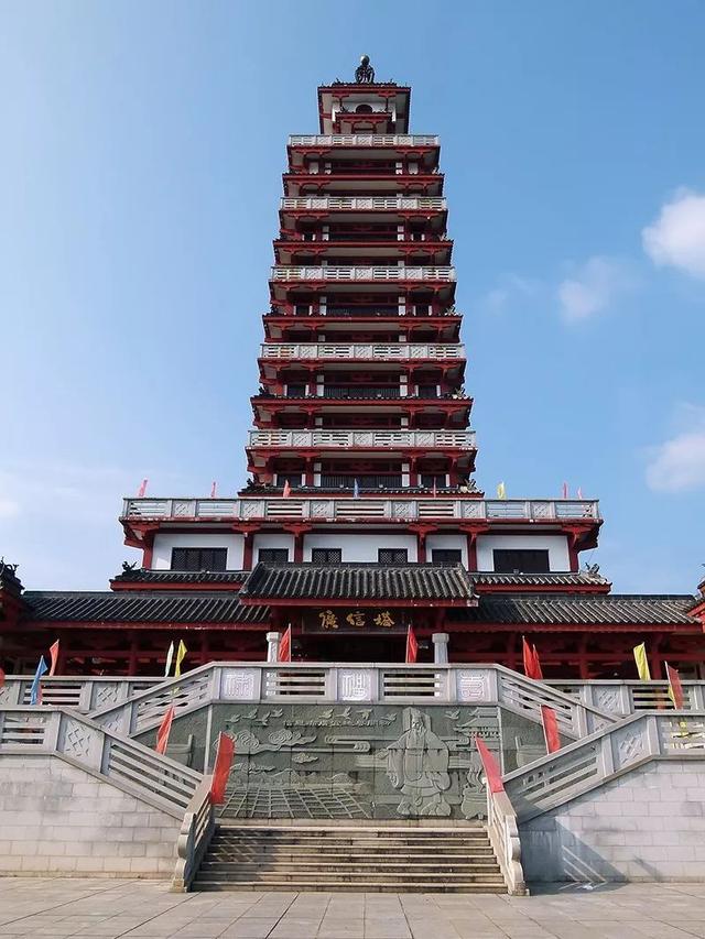 正文            塔楼结合的广信塔,十分奇特,雄伟,堪称岭南第一塔