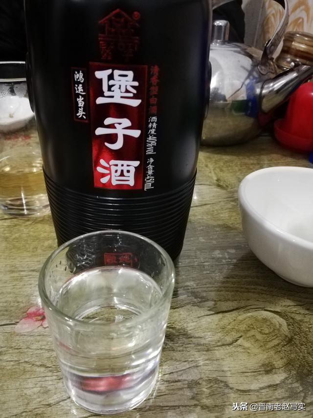 四个人四道菜小酒馆里拉家常两瓶小酒喝起来80块钱真实惠