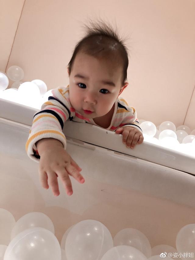 何姿晒女儿呆萌照引热议,网友:继承了妈妈的盛世美颜