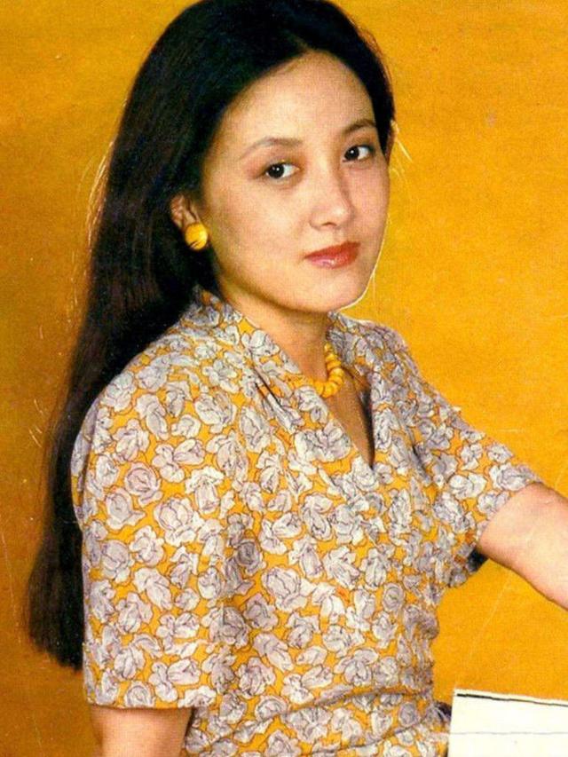 61岁邓婕现身机场羽绒服黑裤超接地气难怪张国立那么爱她