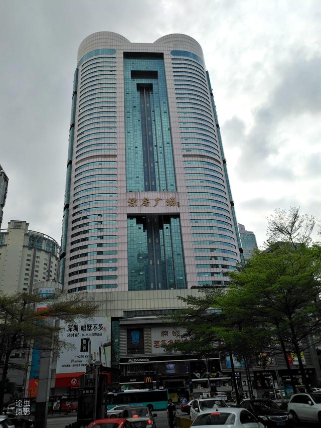 图5:深房广场的身材魁梧,体量惊人.