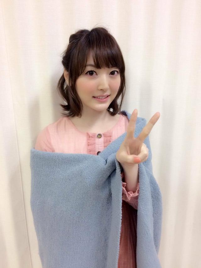 初代卖萌可爱教主花泽香菜出现在跨年演唱会现场宅男们开心爆