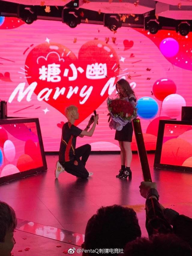 doinb刚求完婚miss躺新年第一枪?网友起哄:嫂子大气!