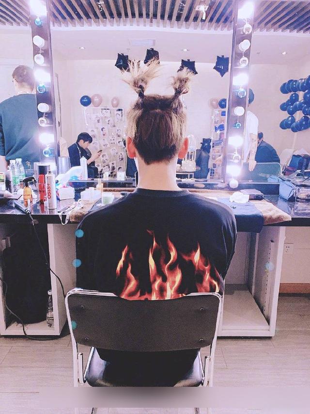 王子异不正经扎搞怪冲天揪全靠颜值穿搭在撑