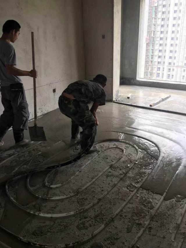 地暖回填层堆20包干水泥,听师傅一说,我气得直跺脚,赔我地暖