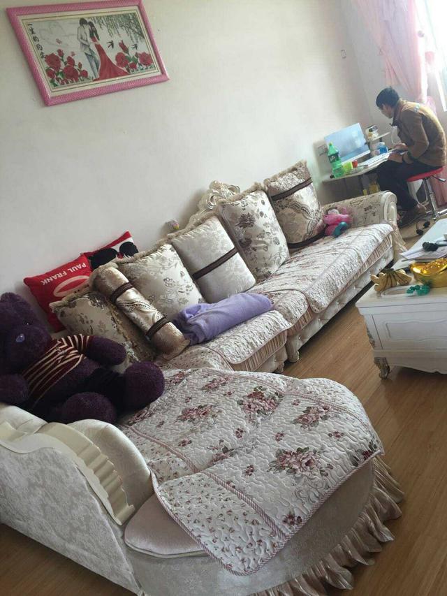 客厅电视墙,我贴了点壁纸装饰一下.