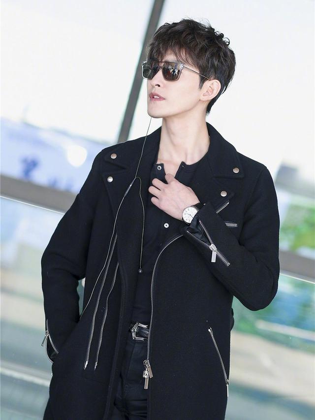 34岁张翰穿紧身裤大长腿吸睛戴墨镜帅回鱼塘塘主