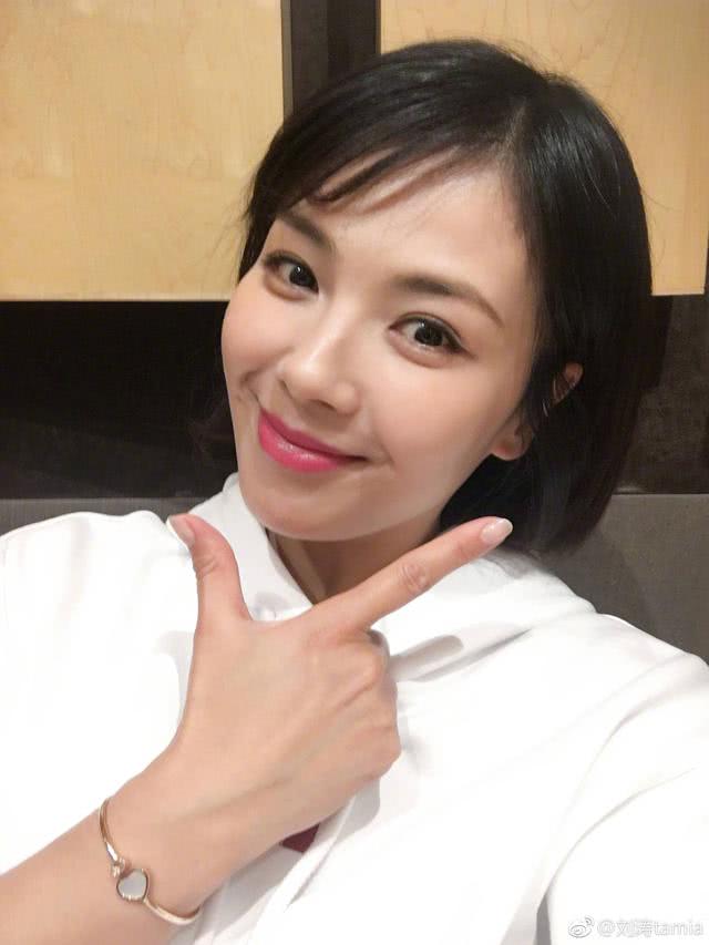 刘涛排练后台吃盒饭,看到刘涛拿话筒的手,瞬间显出真实年龄