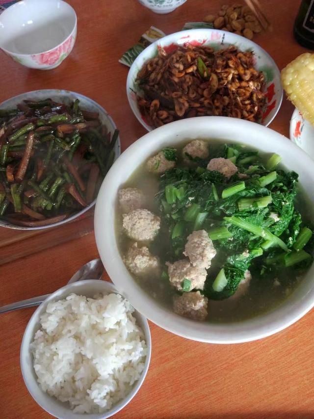 朴实的农村菜没有奢华和情调有的只是纯真的亲情回娘家的味道