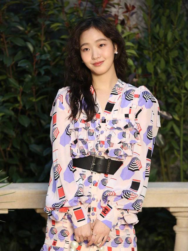 金高银出席时尚活动狗毛卷成焦点被单眼皮美到