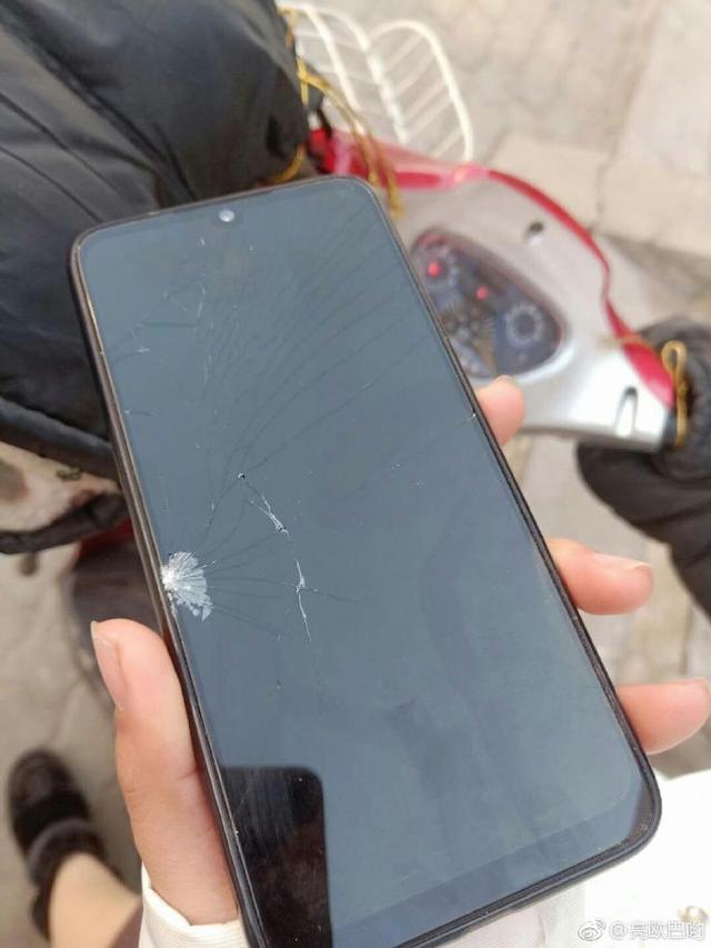 红米note7拍照千元最强但没一米高摔下就碎屏这还是小金刚