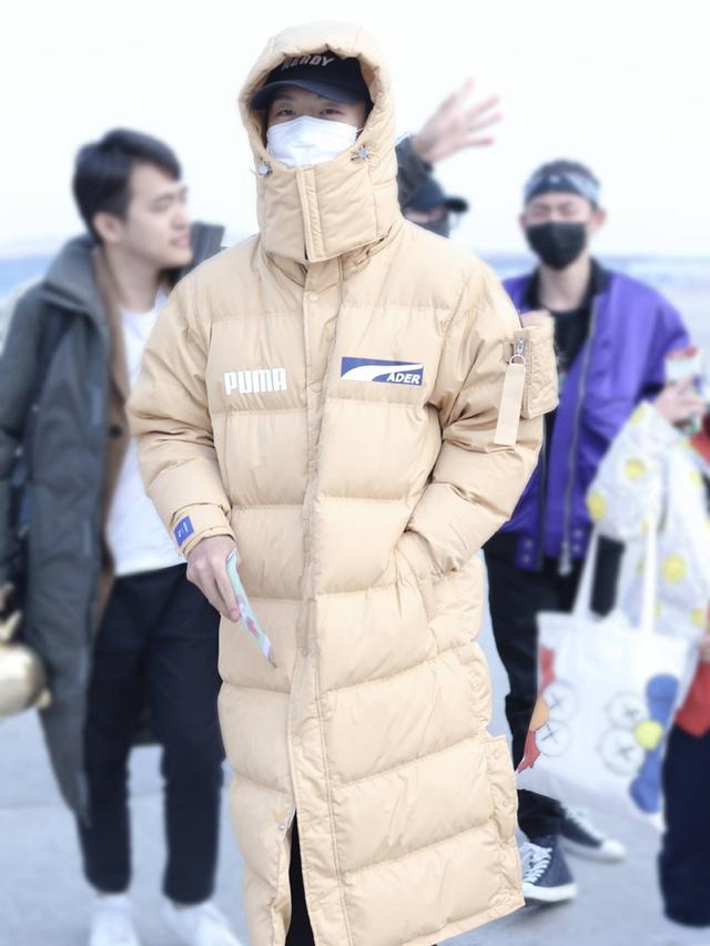 范丞丞结束海外行程穿超长羽绒服现身机场李晨接机