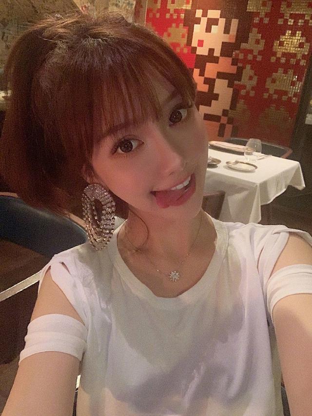 网红喜哥半夜晒照给妈妈过生日,网友看照却问:这是姐姐吧?