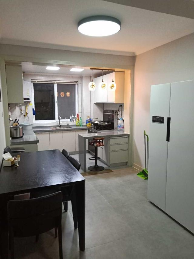 住了一年的家,深色地板砖难看却耐脏,开放式厨