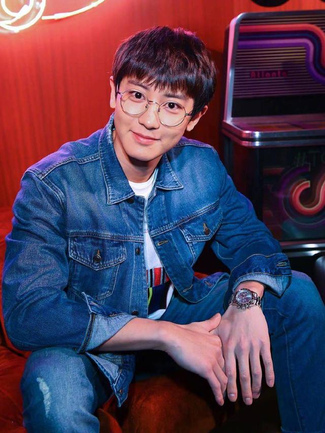 朴灿烈狗啃式刘海现身未修图也这么能打这颜值谁顶得住啊