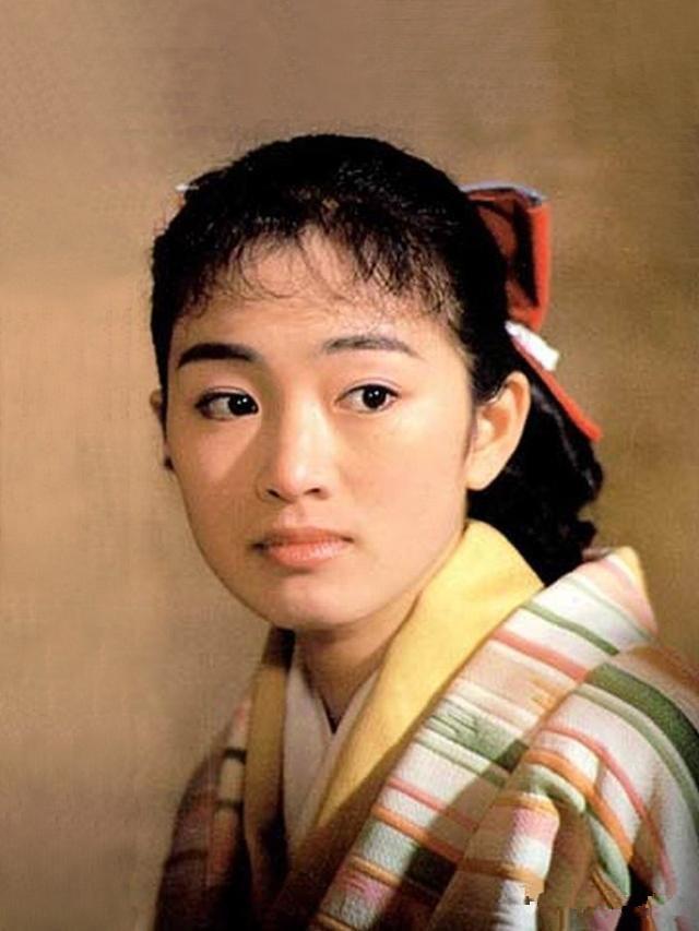 巩俐出生的时候在沈阳,后来因为父母工作的调动,去了山东,她在小时候