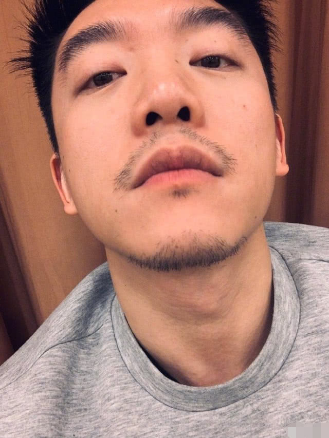 郑恺晒素颜照,一脸胡茬拿鼻孔对镜头拍照,自称十八里店金城武!