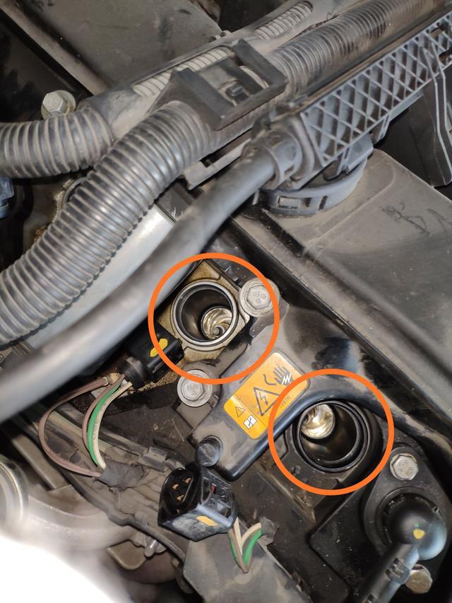 10万公里的宝马x1动力不足看到放出的机油和火花塞就知道原因了