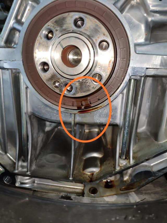 上图为换好的曲轴后油封,换油封用了10分钟不到的时间,而拆下发动机和