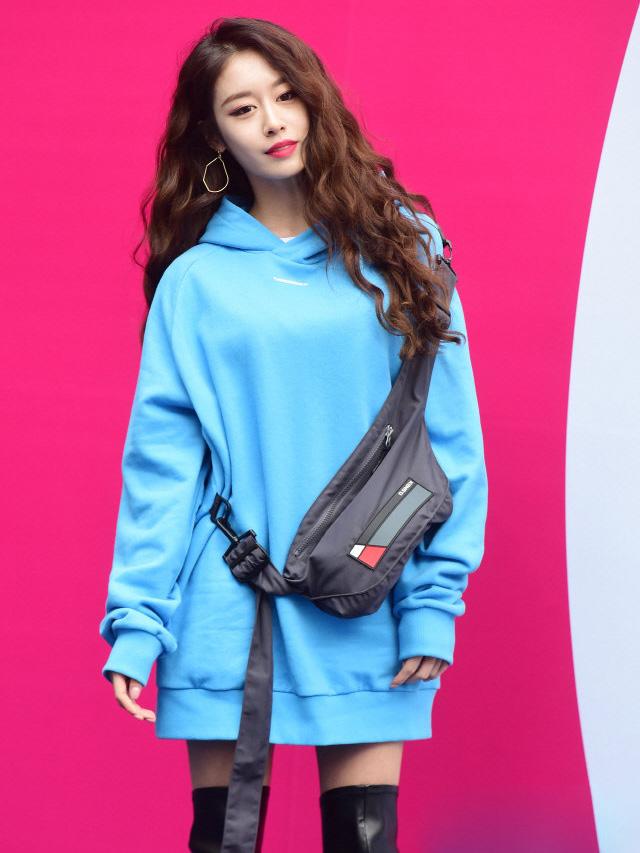 tara朴智妍出席时装周只穿一件卫衣大玩下衣失踪