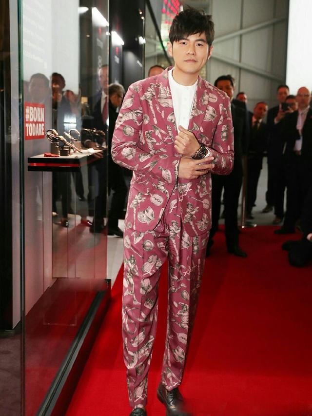 周杰伦挑战少女风穿一袭粉色印花西装居然很man