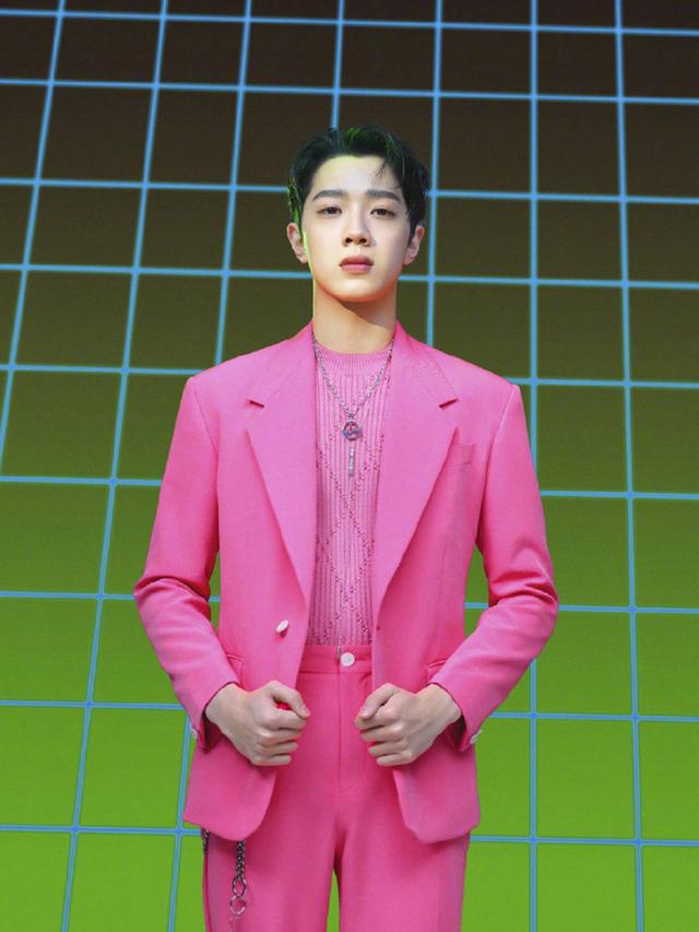 周杰伦挑战少女风穿一袭粉色印花西装居然很man