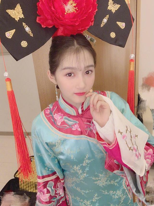 关晓彤晒清宫装造型,手拿小帕娇羞动人,话题一夜之间上热搜!