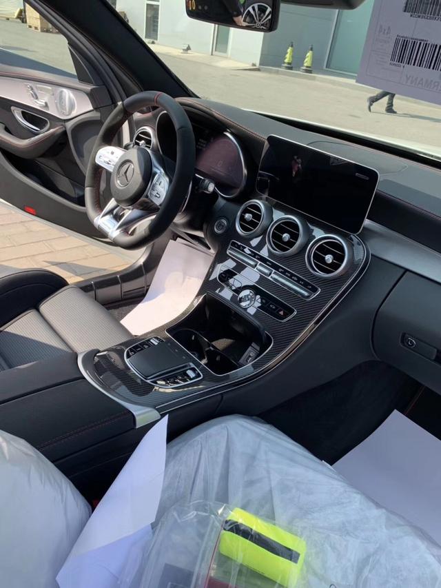 奔驰amg-c43 旅行版,白色外观黑色内饰,官方售价65.38万