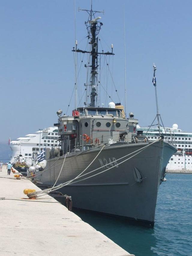 中国海军地位最高的一艘船:所有军舰都鸣笛致敬,辽宁舰也不例外