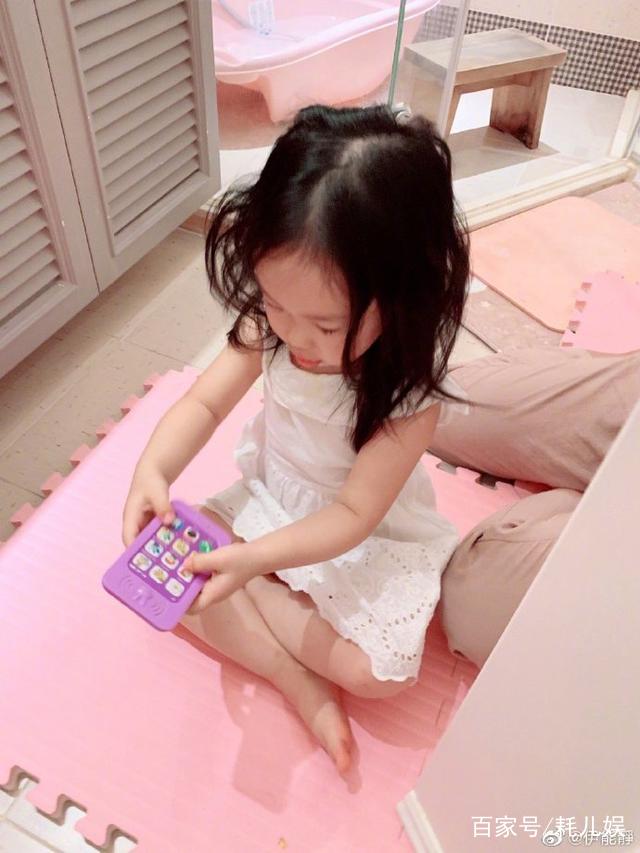 伊能静晒小米粒露背照,长大好多超漂亮,自曝吓哭米粒太暖心了