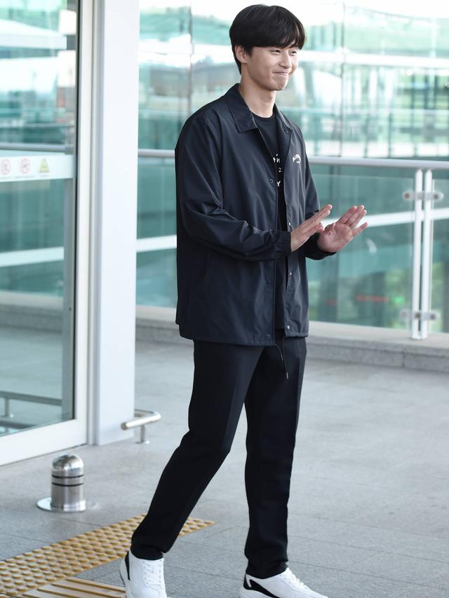 朴叙俊终于不穿西装一身运动装现身机场网友车间工人