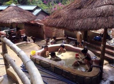 全是泥土脏到不行温泉,为何却受到众多女游客喜欢?