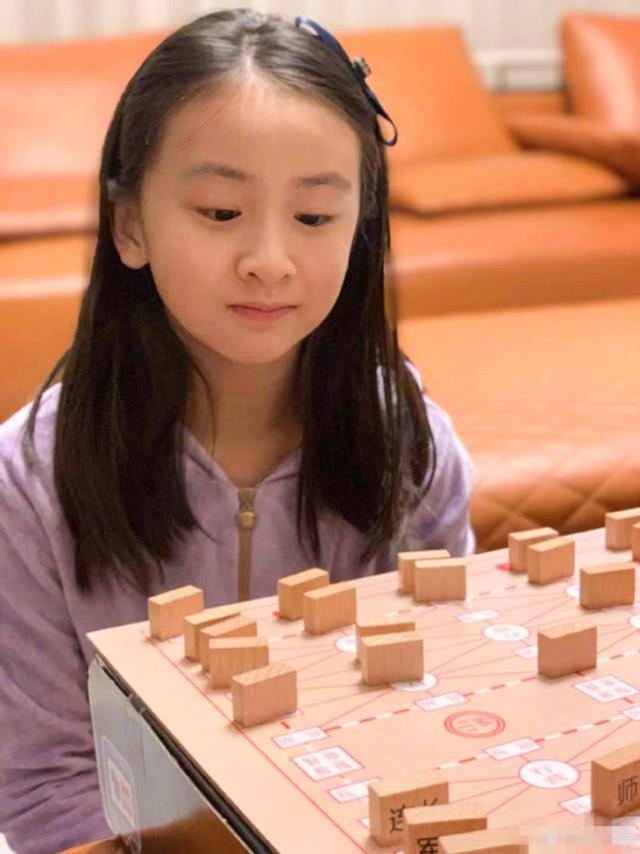 叶一茜分享森碟近照,皮肤白暂清秀可人,真是女大十八变让人惊艳