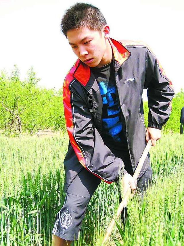 陈玘1983年出生于中国江苏,6岁开始在南通体校专攻乒乓球.