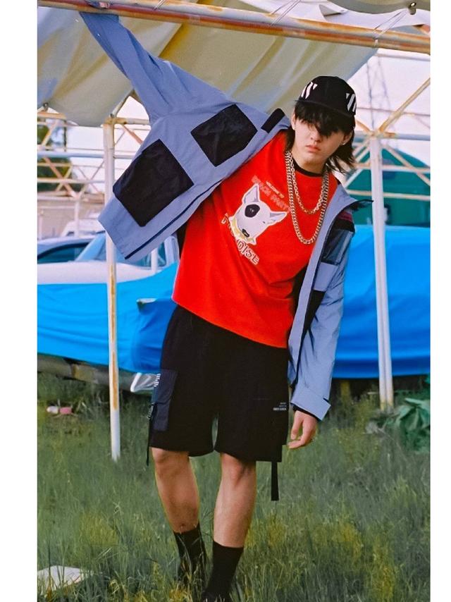 黑裤衩配黑袜子,其实还蛮百搭的,吴亦凡真的是把颓废随性风发挥到了