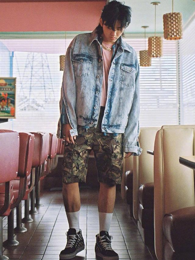 吴亦凡尝试"直男"穿搭,大裤衩配中筒袜,居然意外好看!