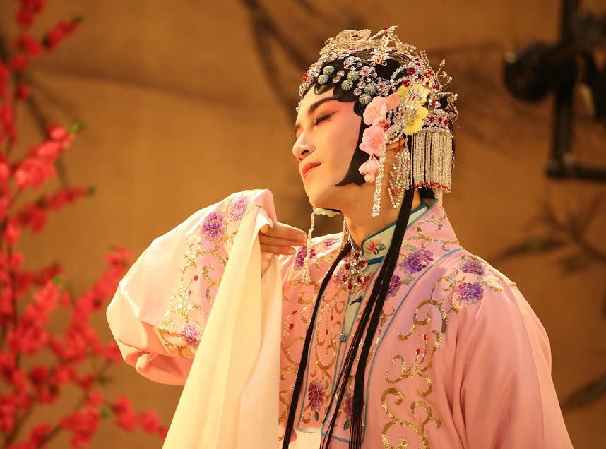 二月红穿戏服的样子我忍了,沈星移穿戏服也忍了,而他穿就过分了