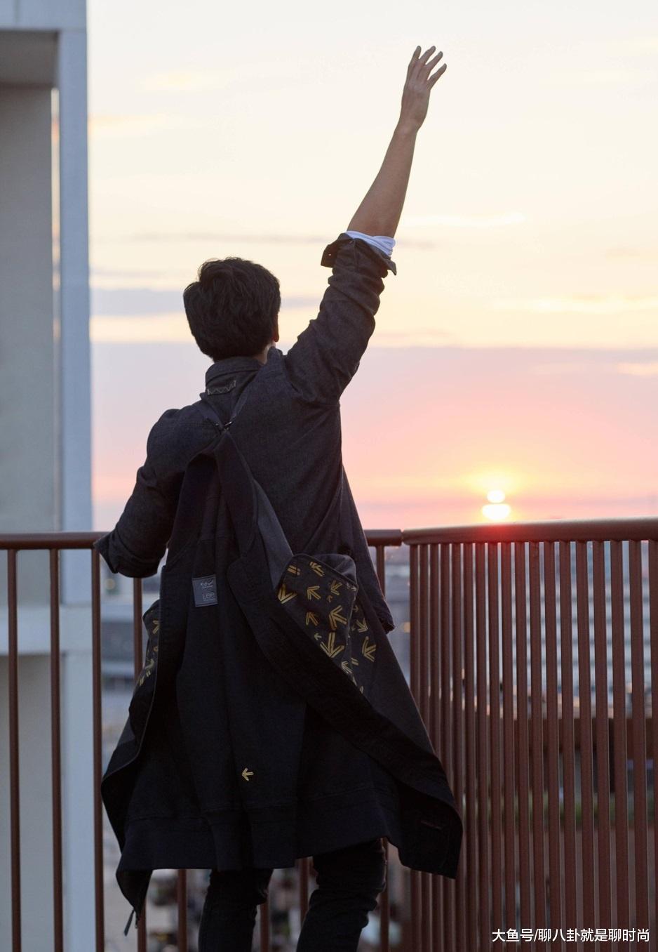 彭于晏有颜任性, 换秋装却穿成55分, 转身才知道原来大招在后背