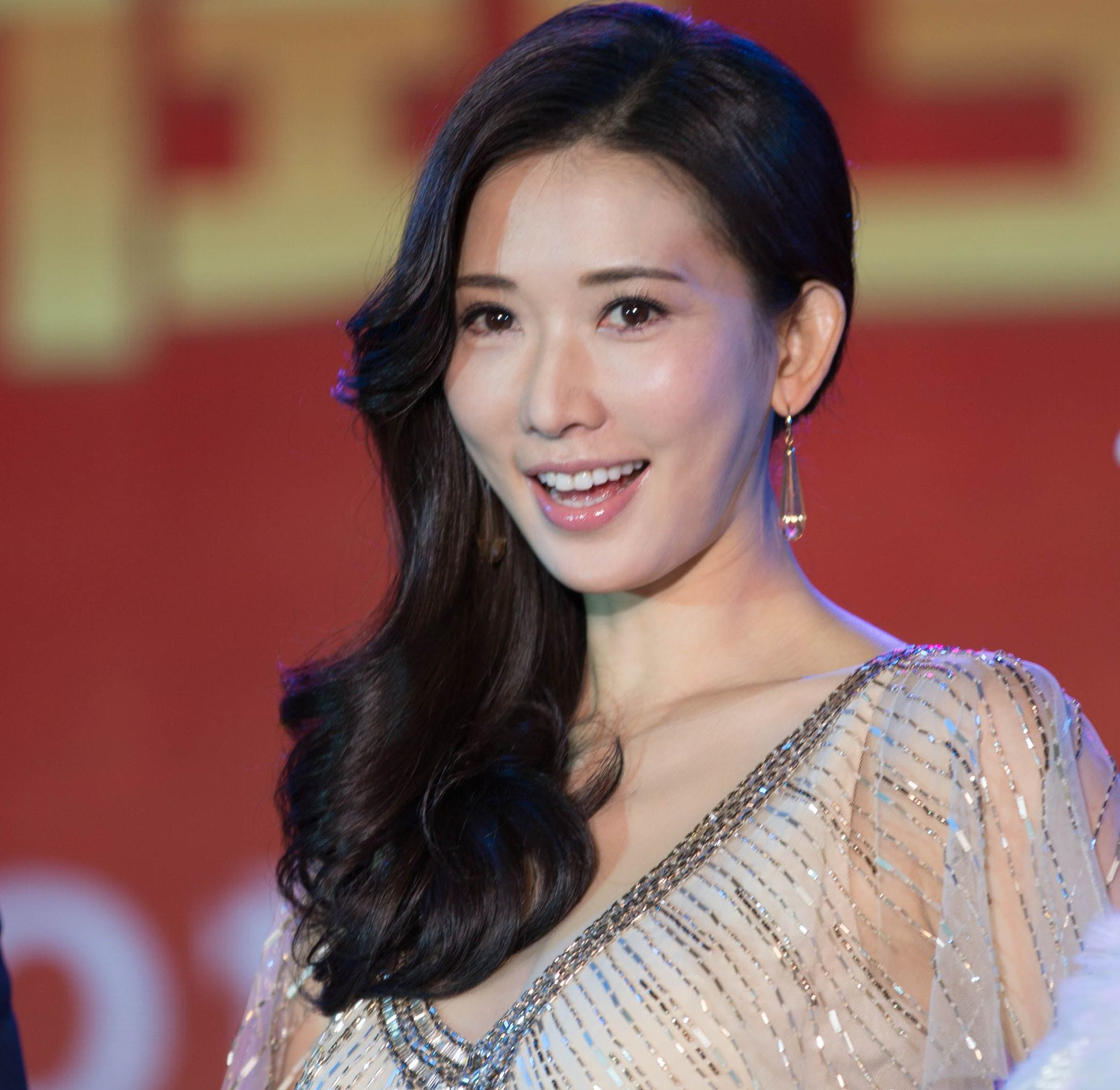 林志玲自称自己感情零分但仍不会放弃追求艳遇的方式令人羡慕