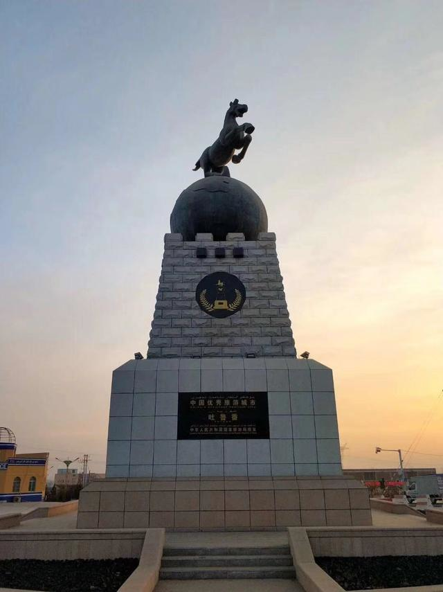 这个标志是中国旅游的标志,所有的中国旅游城市都有这个标志,吐鲁番的